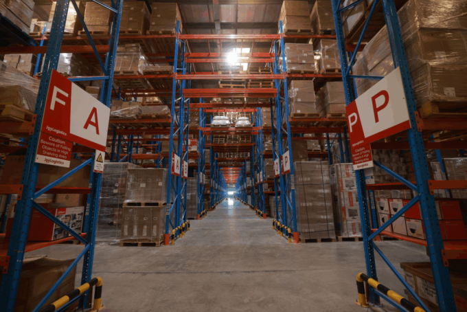 Bên trong kho hàng rộng lớn tại Dubai. Ảnh: JingDong