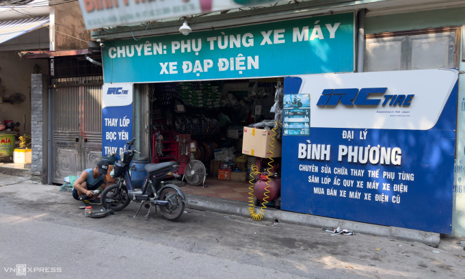 Một cửa hàng sửa xe máy nhận sửa xe máy điện. Ảnh: Minh Quân