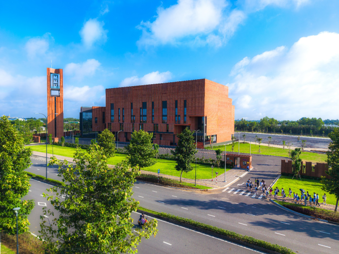 Học sinh đi bộ đến trường Emasi Plus tại đô thị Waterpoint. Ảnh: Nam Long