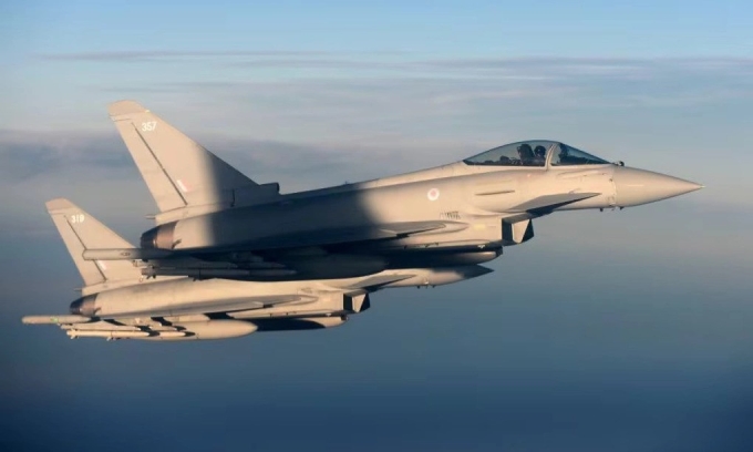 Chiến đấu cơ Eurofighter Typhoon bay trình diễn tại Anh tháng 1/2020. Ảnh: Reuters