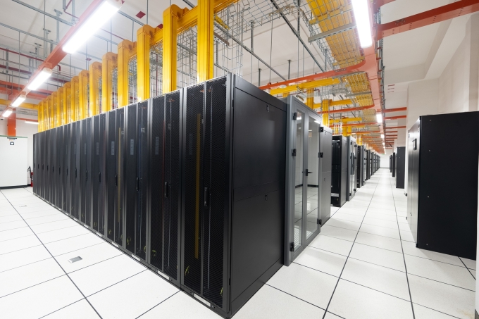 Hệ thống tủ rack bên trong trung tâm. Ảnh: FPT