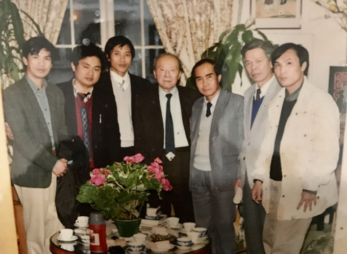TS Võ Hồng Hải (ngoài cùng bên phải) cùng đoàn đại biểu tỉnh Hà Tĩnh chụp ảnh lưu niệm tại nhà GS Hoàng Xuân Hãn (người mặc áo vest đen đứng giữa) tại Paris, tháng 3/1995. Ảnh: Võ Hồng Hải