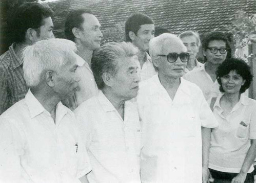 Thủ tướng Phạm Văn Đồng (đeo kính) và GS Tạ Quang Bửu (thứ 2 từ trái sang) đến thăm Viện Toán học năm 1986. Ảnh tư liệu