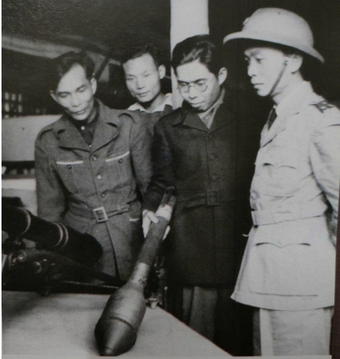 GS Trần Đại Nghĩa (đeo kính) và Đại tướng Võ Nguyên Giáp (bìa phải) tại Triển lãm vũ khí của ngành quân giới, năm 1950. Ảnh tư liệu