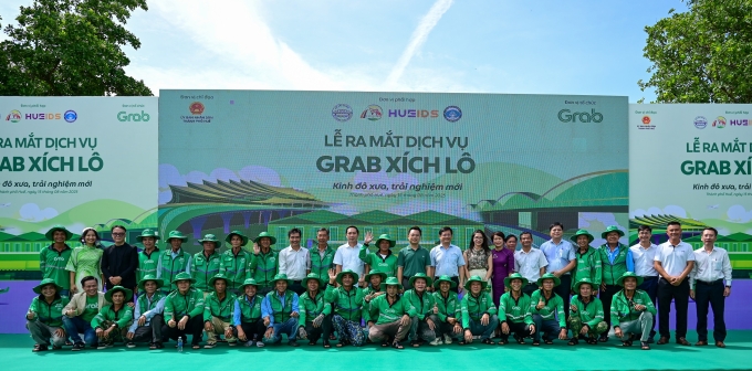 Đại diện Grab, đội ngũ tài xế và các đại biểu chụp ảnh lưu niệm tại lễ ra mắt. Ảnh: Grab