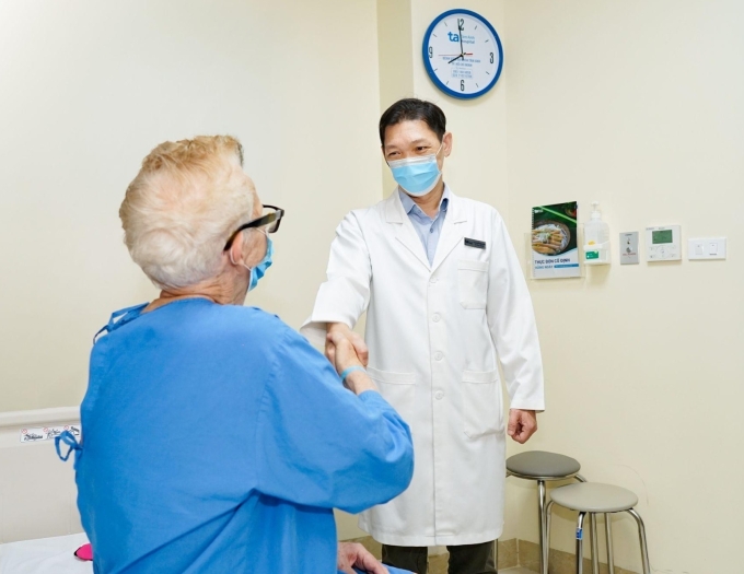 Bác sĩ Cương đến khám, động viên ông Carter trước lúc xuất viện. Ảnh: Bệnh viện Đa khoa Tâm Anh