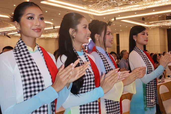Từ trái qua gồm các người đẹp Ketut Permata Juliastrid Sari, Phương Linh, Cẩm Ly, Hoàng Nhung tại sự kiện.