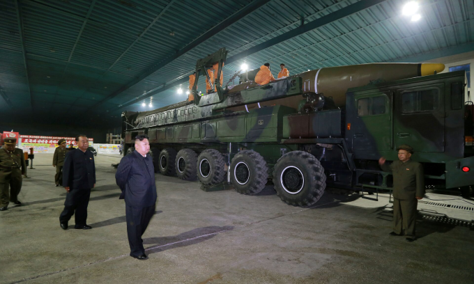 Lãnh đạo Triều Tiên Kim Jong-un thị sát ICBM Hwasong-14 trong bức ảnh công bố năm 2017. Ảnh: KCNA