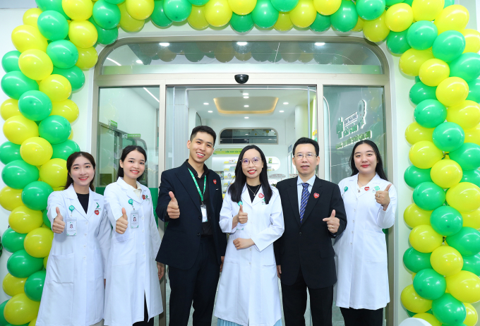 Bác sĩ Châu (thứ hai từ phải sang), bác sĩ Nhi (thứ ba từ phải sang) cùng đội ngũ nhân viên dịch vụ Kiểm soát cận thị. Ảnh: Bệnh viện cung cấp
