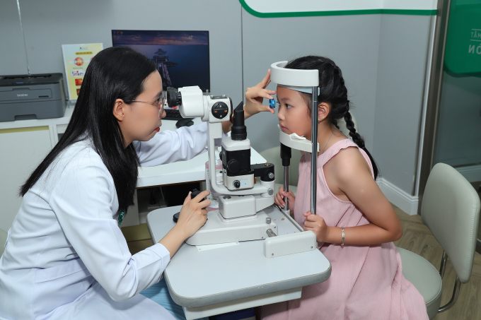 ThS.BS Nguyễn Huỳnh Yến Nhi - Trưởng khoa Kiểm soát cận thị Mắt Sài Gòn Cách Mạng Tháng Tám đang kiểm tra thị lực cho trẻ. Ảnh: Bệnh viện cung cấp