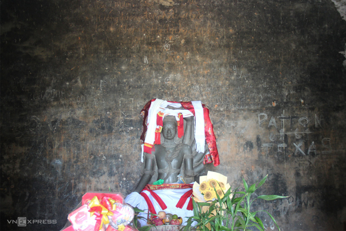 Phía sau tượng thần Shiva, dày đặc nét vẽ bậy. Ảnh: Trần Hóa