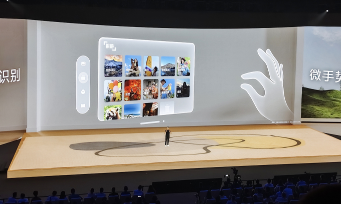 Đại diện Vivo giới thiệu tính năng cử chỉ trên Vision Discovery Edition. Ảnh: Bảo Lâm