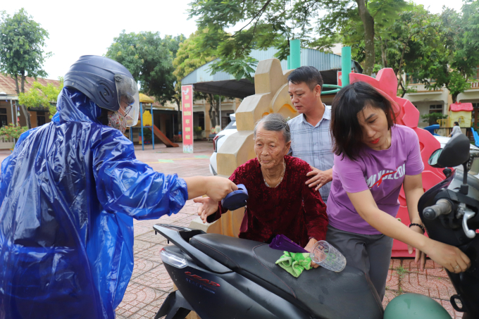 Di dân chống bão tại Hà Tĩnh. Ảnh: Đức Hùng