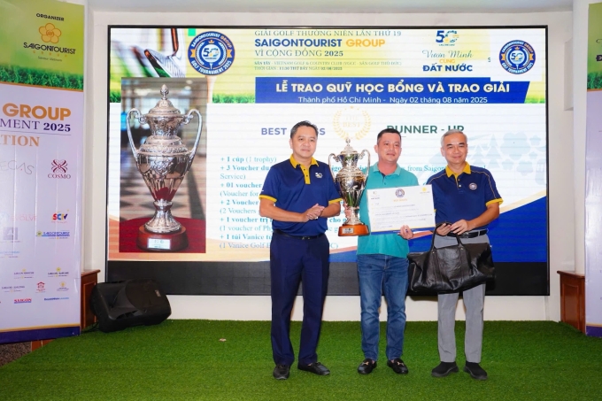 Ông Huỳnh Quang Đức (giữa) nhận giải golf thủ cự phách. Ảnh: Saigontourist Group