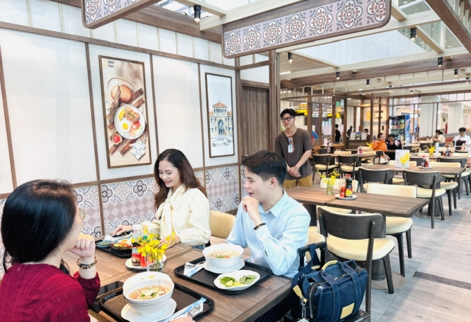 Nhà hàng Cuisine de Saigon chuyên các món đặc sản Việt như phở, cơm tấm, bánh mì, bún bò... với menu thay mới theo mùa. Ảnh: Sasco