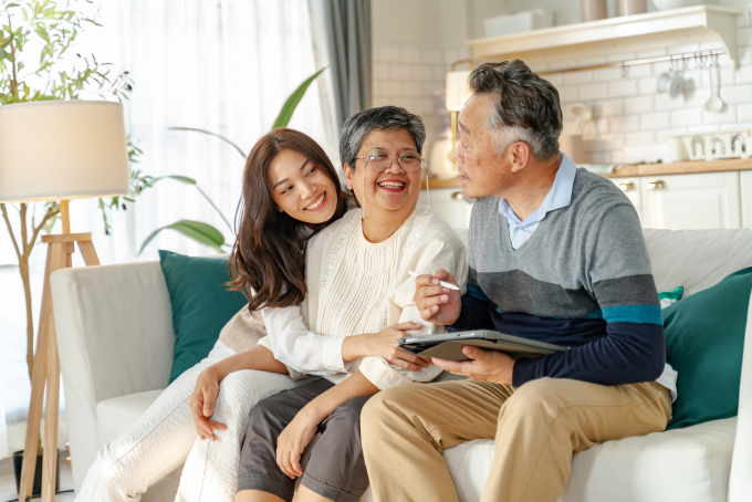 Được bên cạnh, vòng tay ôm cha mẹ thật chặt là niềm hạnh phúc của những đứa con. Nguồn: Fit Ztudio
