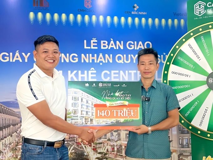 Khách hàng trúng giải thưởng vòng quay may mắn do chủ đầu tư tổ chức. Ảnh: Tuấn Huy Phú Thọ