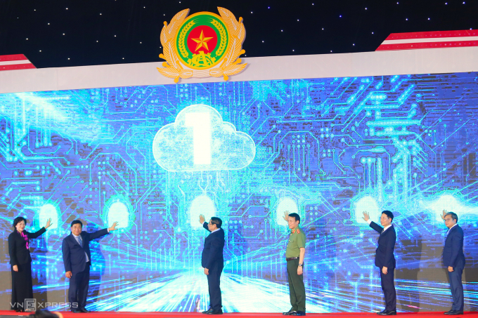 Thủ tướng Phạm Minh Chính và lãnh đạo các Bộ ngành thực hiện nghi thức khai trương trung tâm. Ảnh: Phạm Dự