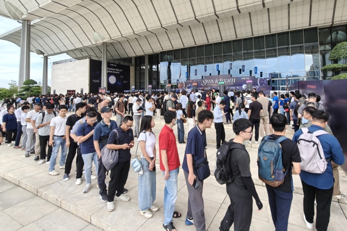 Người trẻ xếp hàng tham dự sự kiện GM 2025, trong khuôn khổ tuần lễ Blockchain Việt Nam. Ảnh: Trọng Đạt