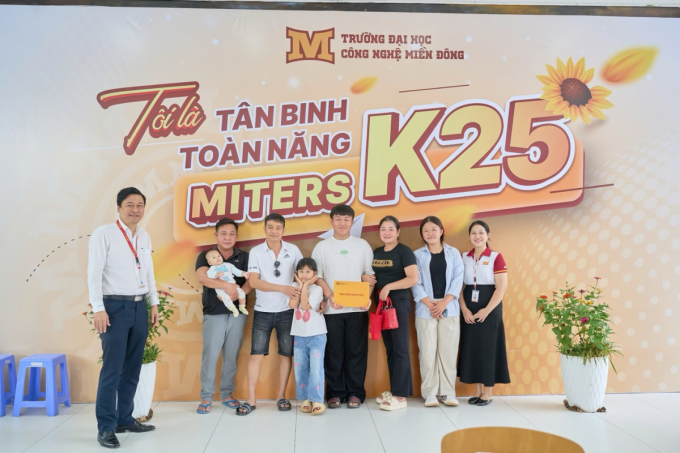 Thí sinh cùng gia đình đến MIT Uni để tìm hiểu, làm thủ tục nhập học. Ảnh: MIT Uni