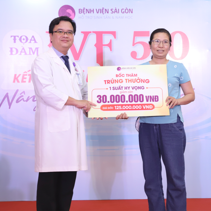 Bệnh viện Hỗ trợ Sinh sản và Nam học Sài Gòn tặng những phần quà IVF hấp dẫn cho cặp gia đình hiếm muộn. Ảnh: