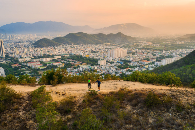 Leo núi ngắm cảnh ở Bắc Nha Trang. Ảnh: KDI Holdings