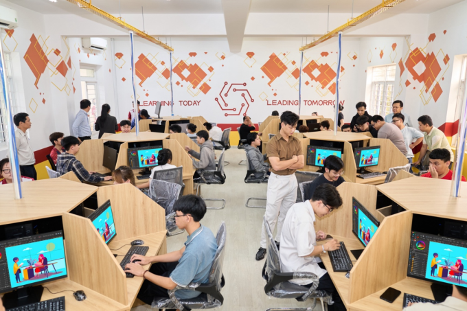 Trường đầu tư cơ sở vật chất hiện đại bằng 5 phòng thực hành máy tính trị giá hơn 10 tỷ đồng. Ảnh: MIT Uni