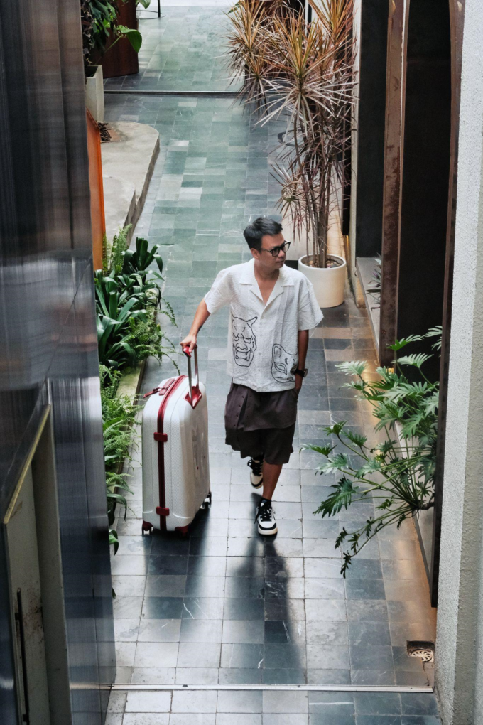 Vali We Are Glam được travel blogger Sam Lang Thang xem như phụ kiện gắn liền hình ảnh cá nhân. Ảnh: NVCC