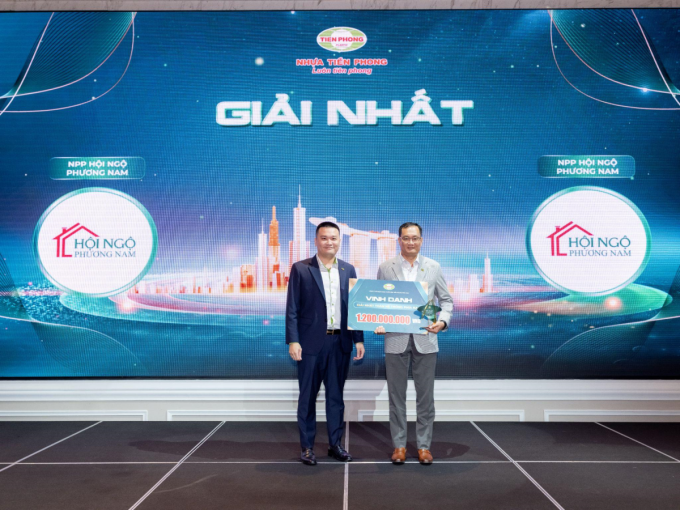 Ông Huỳnh Minh Hiếu, Phó tổng giám đốc Kinh doanh công ty trao giải cho Nhà phân phối đạt Giải Nhất. Ảnh: Tiền Phong Nam
