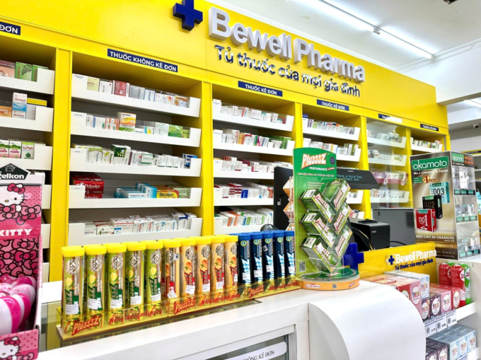 Sản phẩm được bày bán tại các quầy kệ của nhà thuốc trên toàn quốc. Ảnh: Plusssz