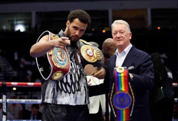 Moses Itauma ăn mừng cùng ông bầu Frank Warren. Ảnh: Reuters
