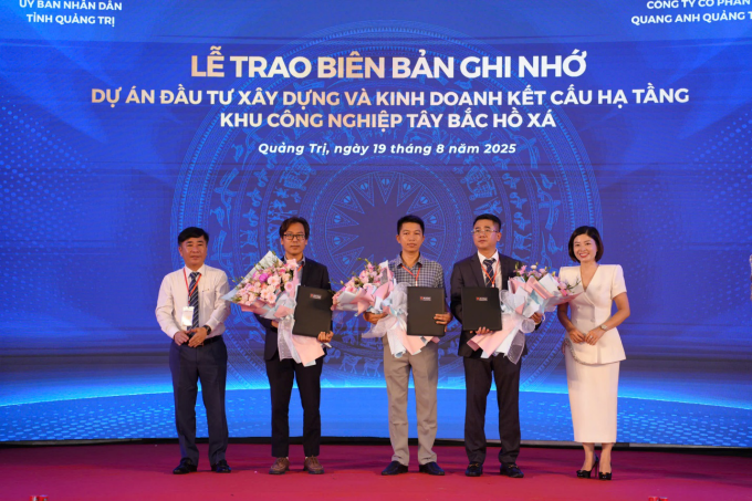 Lãnh đạo Khu công nghiệp Tây Bắc Hồ Xá trao biên bản ghi nhớ hợp tác cho các nhà đầu tư trong khuôn khổ buổi lễ khởi công. Ảnh: Amber Industrial Parks