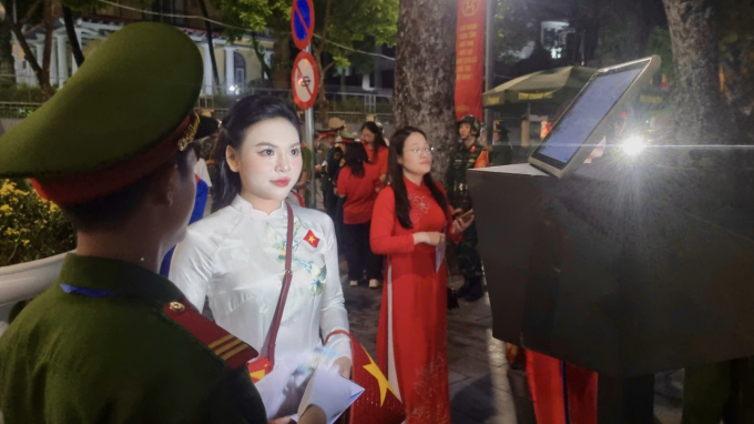 4h, ngày 30/8, hệ thống này được áp dụng để thực hiện bảo đảm an ninh tại các điểm ra vào sự kiện. Ảnh: Hanet