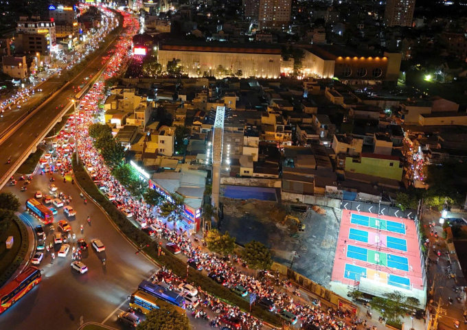 Dòng xe ùn tắc từ cầu Bình Triệu 1 kéo dài 2 km ra đường Phạm Văn Đồng, phường Hiệp Bình. Ảnh: Đình Văn