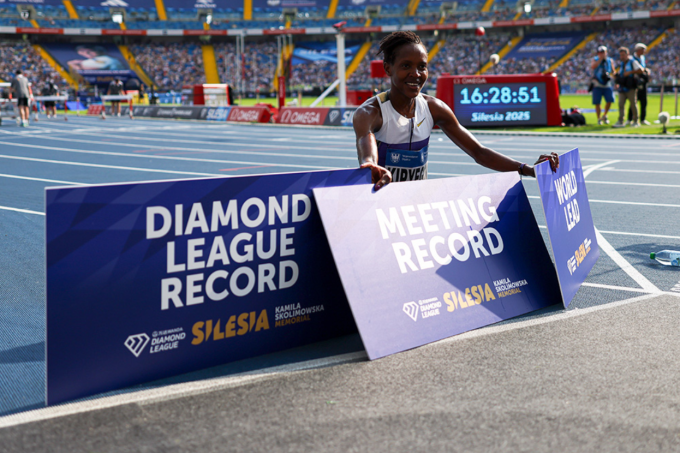 Faith Kipyegon phá kỷ lục châu Phi, kỷ lục giải đấu và đạt thành tích chạy 3.000m tốt nhất năm 2025. Ảnh: Diamond League
