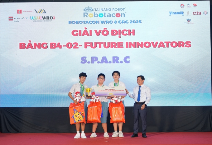 Học sinh từ trường THCS và THPT Đinh Thiện Lý, TP HCM vô địch Bảng B4-02. Ảnh: BTC