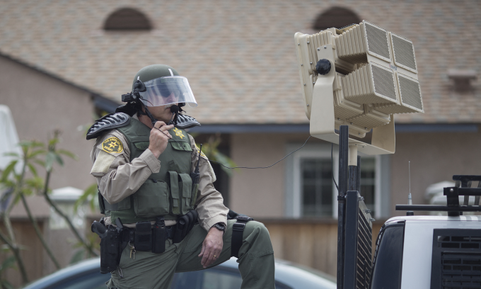 Cảnh sát Mỹ đứng cạnh LRAD tại Anaheim, California hồi năm 2016. Ảnh: AFP