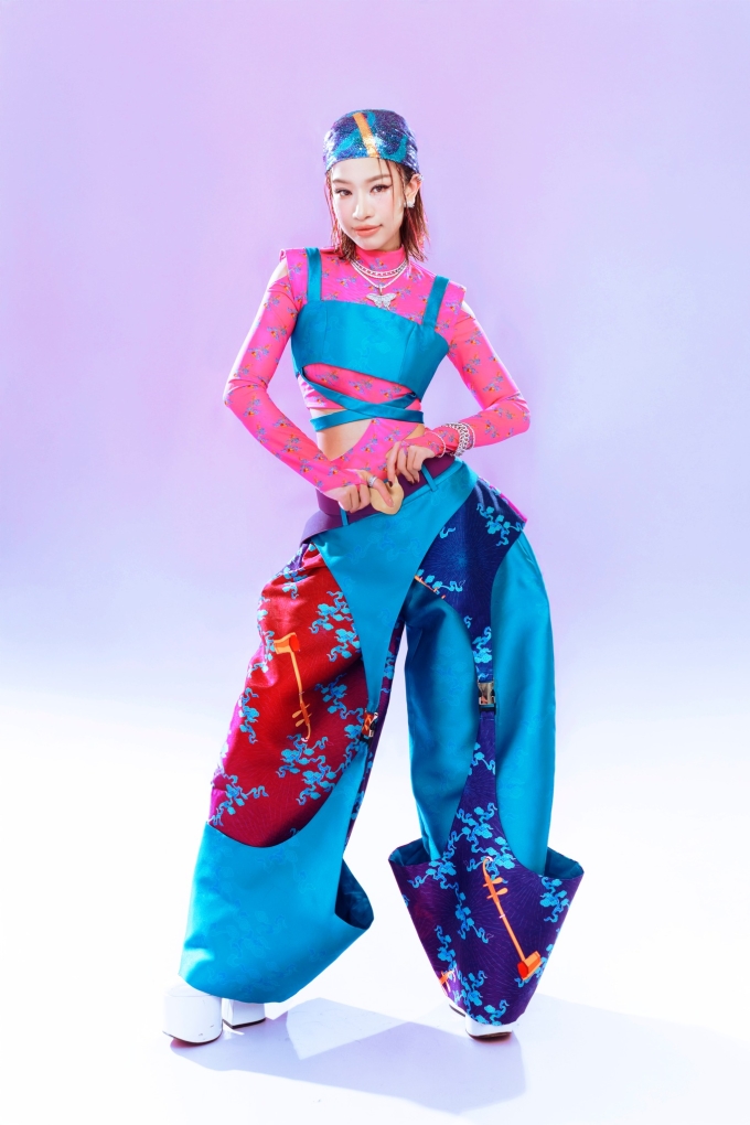 Lâm Bảo Ngọc diện trang phục sắc màu tại vòng bốn của show.