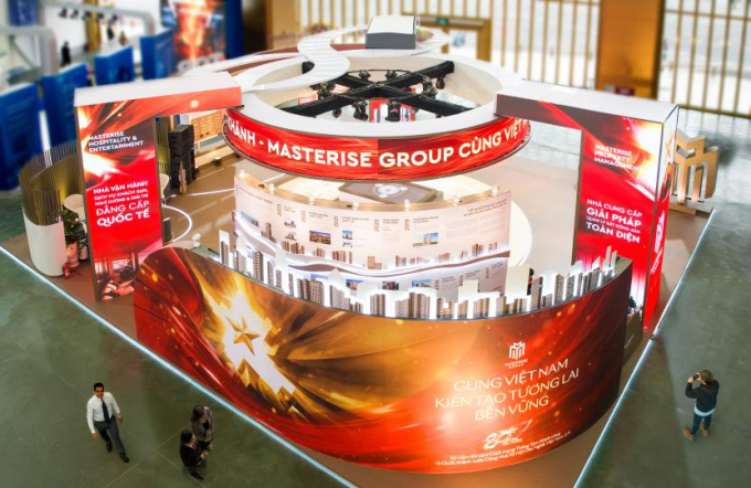 Gian hàng Masterise Group với màn hình cong cỡ lớn. Ảnh: Masterise
