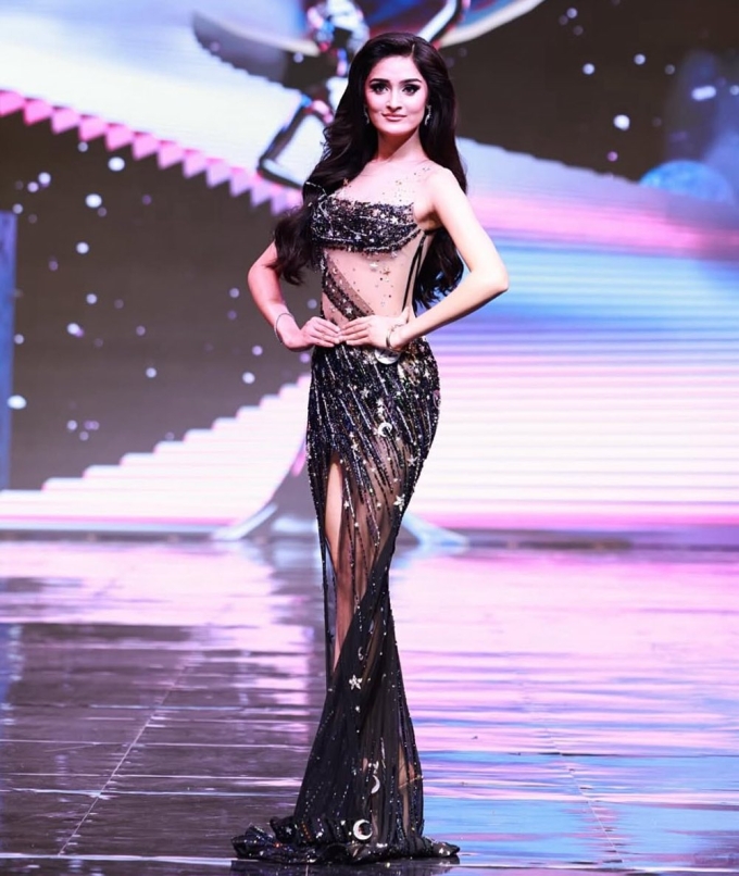 Manika Vishwakarma trong phần trình diễn đầm dạ hội. Ảnh: Miss Universe India