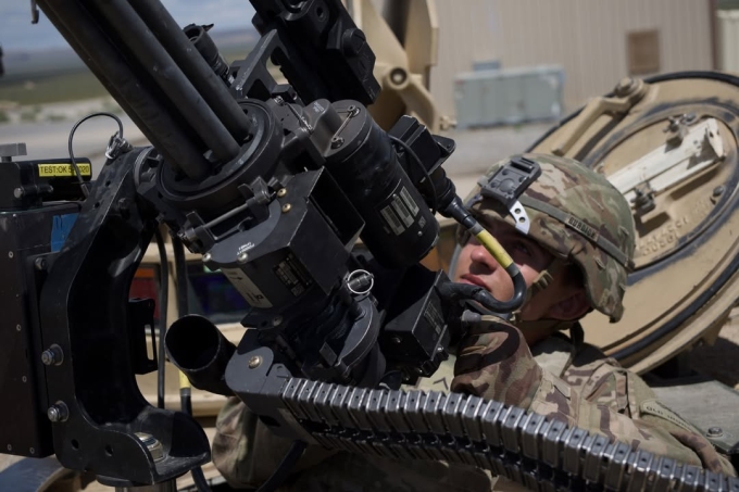 Binh sĩ Mỹ ngắm thử súng máy 6 nòng M134 Minigun trên xe tăng M1 Abrams Mỹ tại căn cứ Bliss, Texas hồi tháng 7. Ảnh: US Army