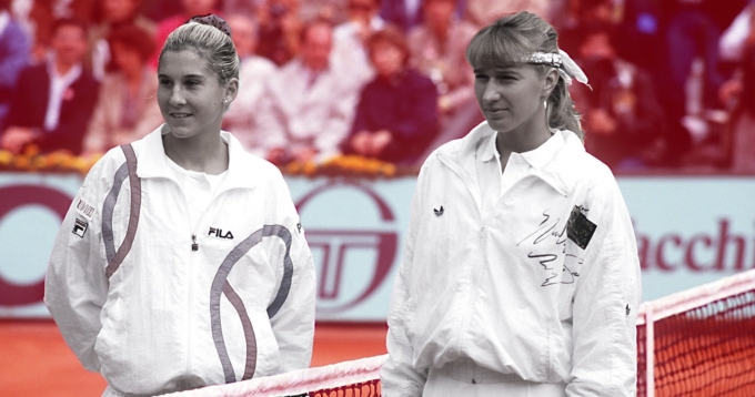 Seles (trái) và Graf trong trận chung kết Roland Garros tháng 6/1990. Ảnh: Tennis Majors