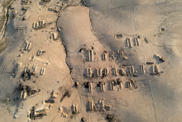 Các điểm khai quật bao quanh hố tự nhiên Al Khasfa, cách Mosul khoảng 20 km. Ảnh: AFP