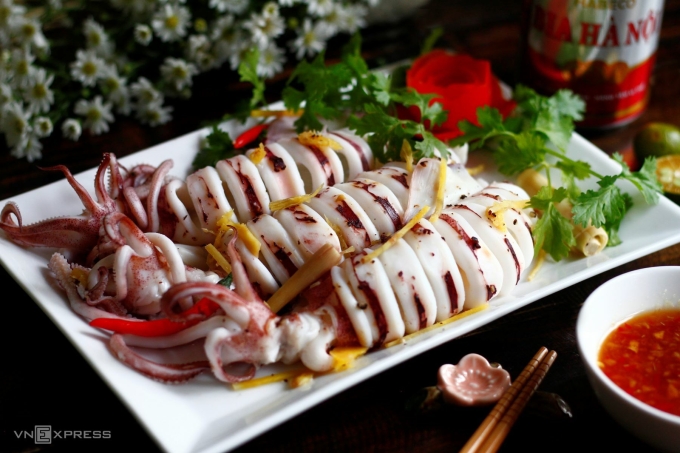 Mực hấp bia.