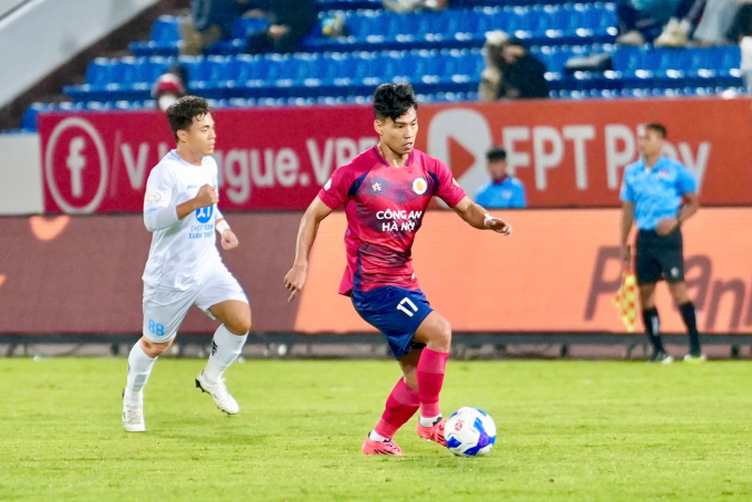 Công an Hà Nội (áo đỏ) thắng Nam Định 3-0 ở vòng 5 V-League 2024-2025, trên sân Thiên Trường, Nam Định cũ vào ngày 28/10/2024. Ảnh: VPF