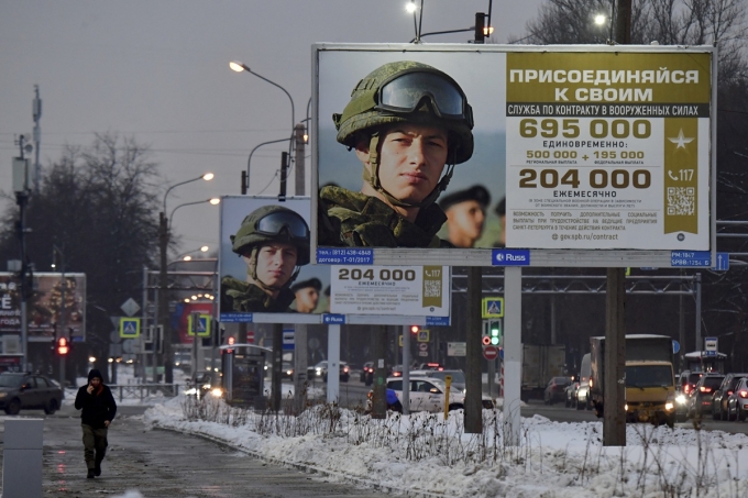 Các biển quảng cáo tuyển quân theo hợp đồng ở St. Petersburg hồi năm 2024. Ảnh: AFP