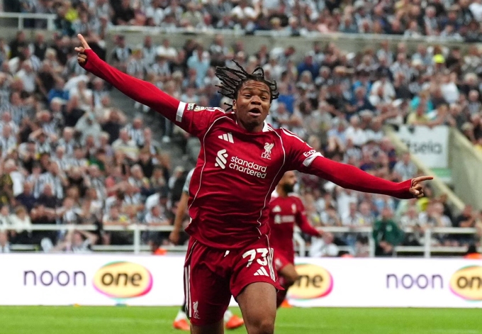 Ngumoha mừng bàn trong trận Newcastle 2-3 Liverpool hôm 25/8. Ảnh: PA