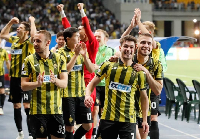 Các cầu thủ Kairat vui mừng sau khi thắng Celtic 3-2 luân lưu ở vòng play-off hôm 26/8. Ảnh: Reuters