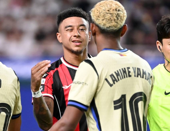 Lingard bắt tay Yamal trước trận FC Seoul - Barca tối 31/7. Ảnh: Chosun