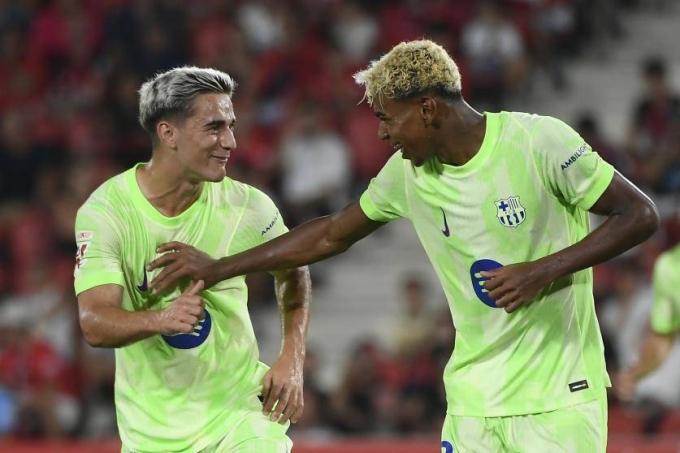 Yamal (phải) mừng bàn với Gavi trong trận Mallorca 0-3 Barca tối 16/8. Ảnh: EFE
